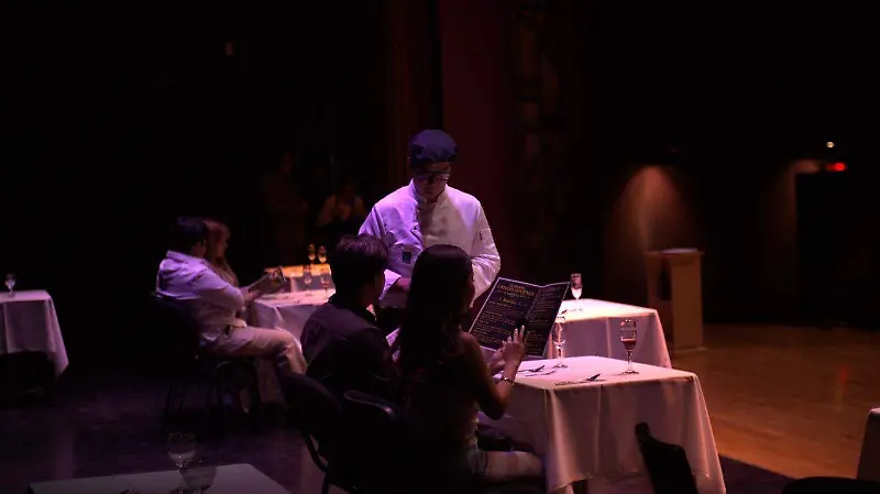 La obra se desarrolló en un restaurante cinco estrellas por lo que la escenografía fue cuidadosamente seleccionada.